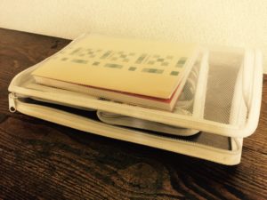 セリアのファスナーケースに本も収納して