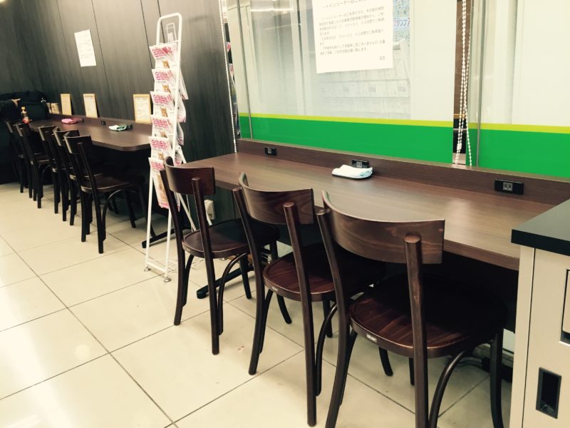 JR市ヶ谷駅改札出てすぐのコンビニ ニューデイズは電源あり